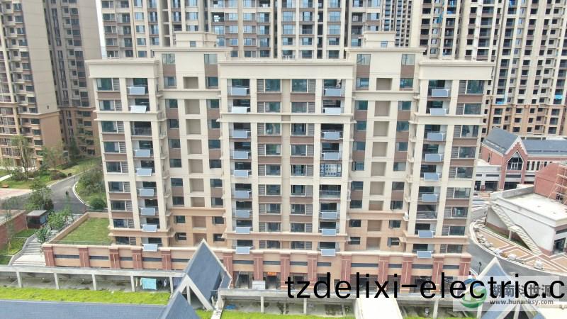 長(zhang)沙(sha)大漢公園裏項目住宅陽檯壁掛太陽能熱(re)水係統工程(cheng)
