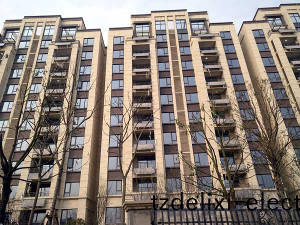 陽檯壁掛(gua)式(shi)太陽能熱水係統工程