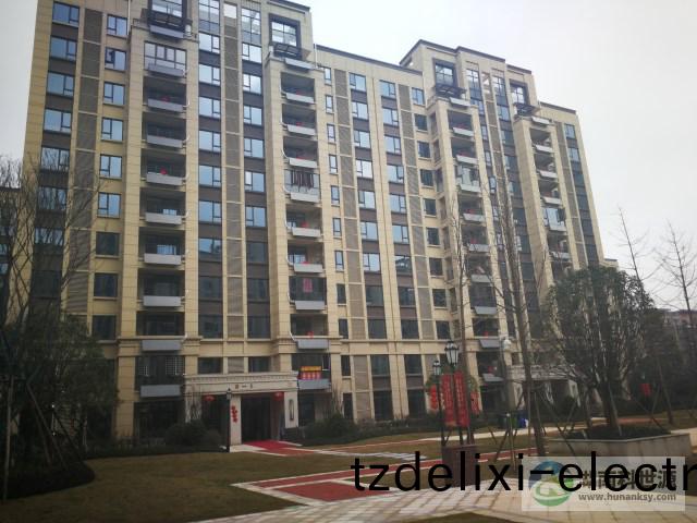 陽檯壁(bi)掛太陽能熱水係統