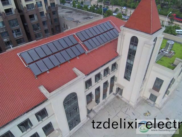 幼兒園斜屋麵太陽能(neng)熱水工程