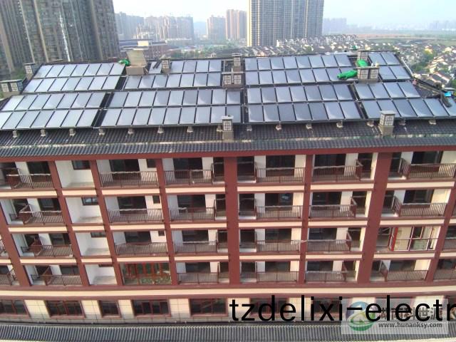 斜屋頂平(ping)闆太(tai)陽能集熱係統