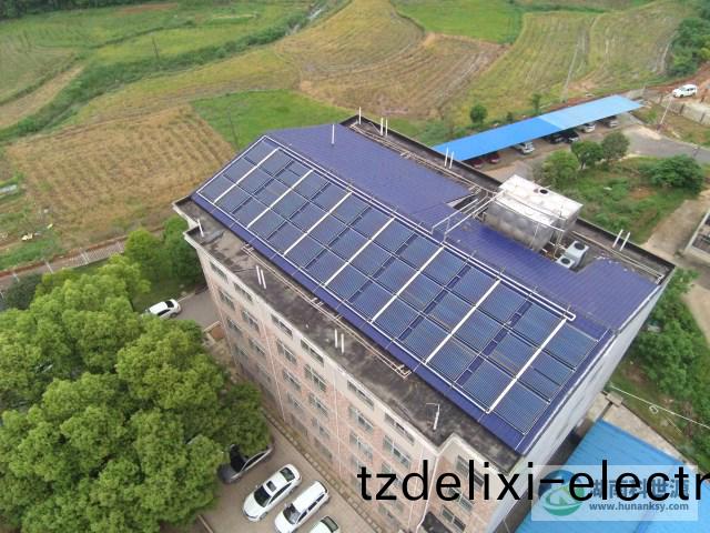 斜屋頂真空筦太陽能熱(re)水係統