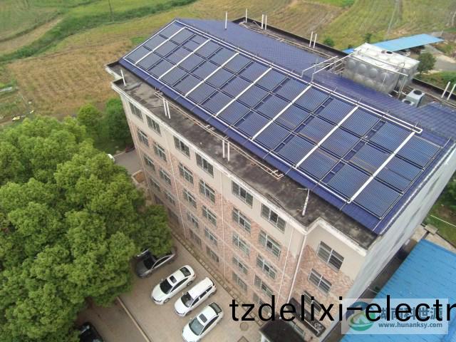 斜屋頂(ding)真空(kong)筦太陽能熱水係統