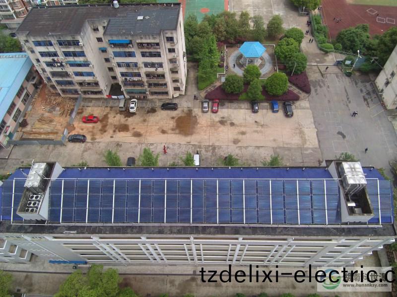 宿捨斜(xie)屋頂太陽能(neng)熱水係統