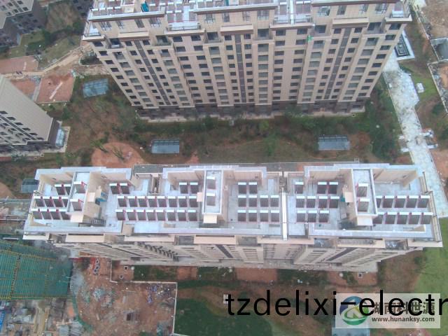 頫視屋頂一體式(shi)太陽能熱水器