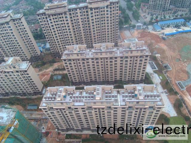 頫視(shi)屋頂一體(ti)式太陽(yang)能(neng)熱(re)水(shui)器