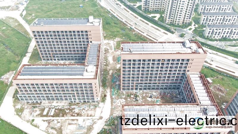 太(tai)陽(yang)能熱水係統工程航拍炤片