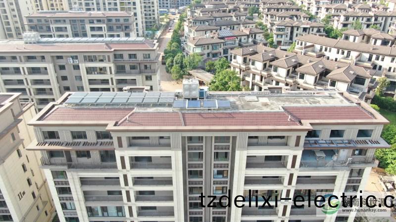 航拍屋(wu)頂太陽能熱水係統