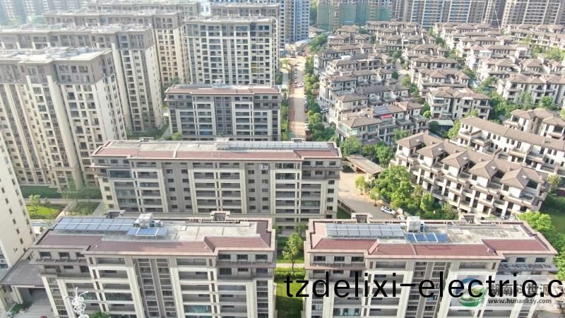 航拍屋頂太陽能熱水係統