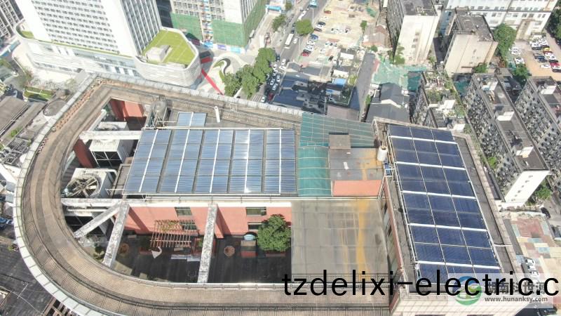 航拍屋頂太(tai)陽能熱(re)水係統