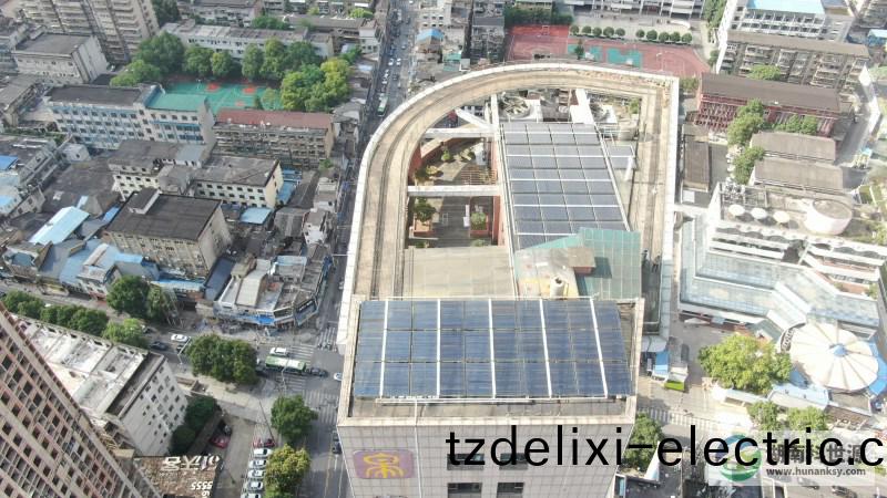 航拍屋頂太陽能熱水係統