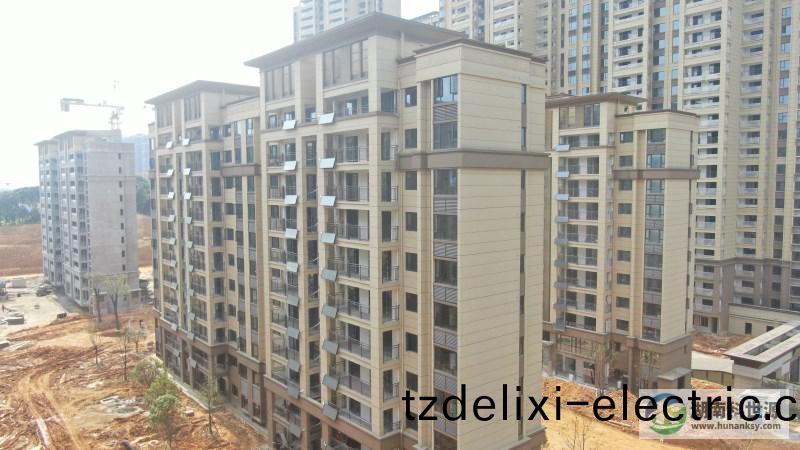 陽檯壁掛太陽能(neng)熱水(shui)器