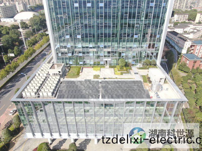 平闆(ban)太陽能熱水係統工(gong)程