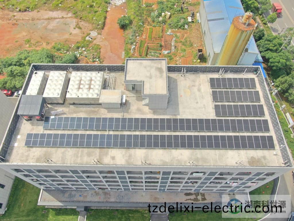 廠(chang)房屋(wu)頂光伏髮電航拍圖